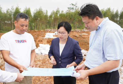 黃英梅調研重大項目建設推進情況